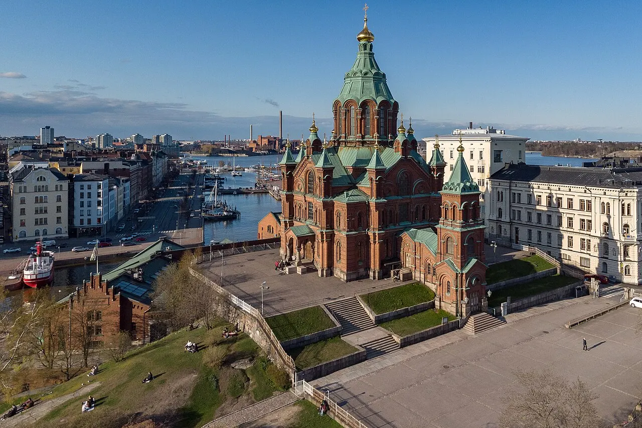 Catedral Uspenski, em Helsinque, de tijolo vermelho com cúpulas verdes e douradas, vista do alto.