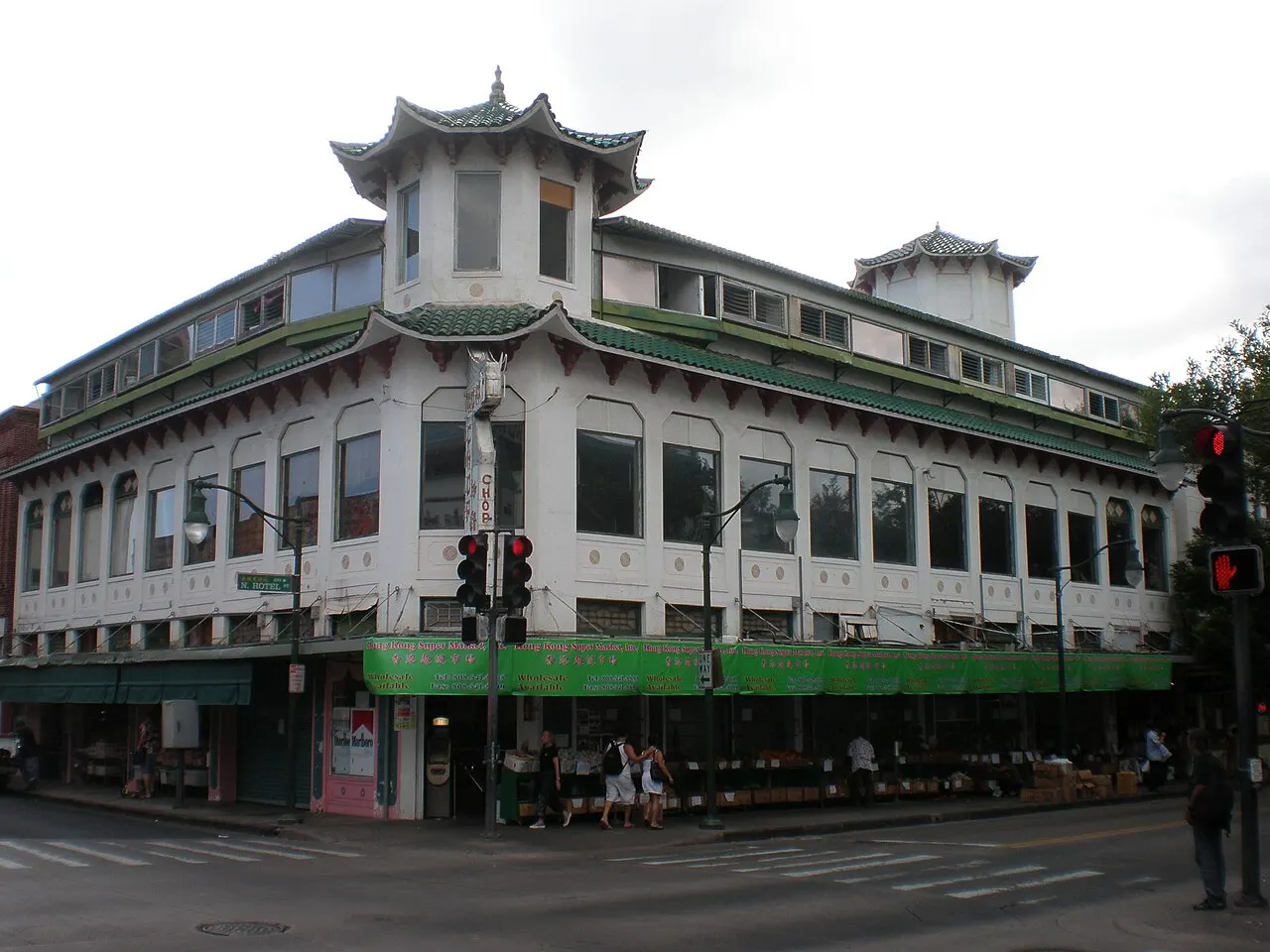 O Wo Fat Building, na esquina das ruas Hotel e Maunakea em Chinatown, com três andares e uma torre de telhado em pagode.