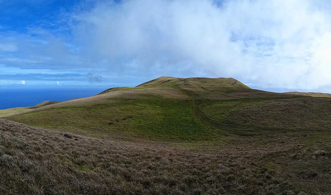 Subida ao Maunga Terevaka, igreja de Hanga Roa e mergulho ou praia