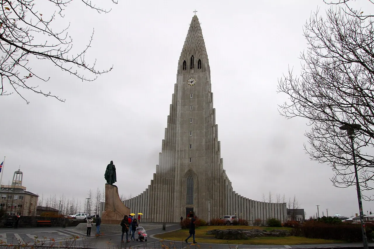 Hallgrímskirkja, em Reykjavík, com a torre de concreto em degraus e a estátua de Leif Eriksson na frente.