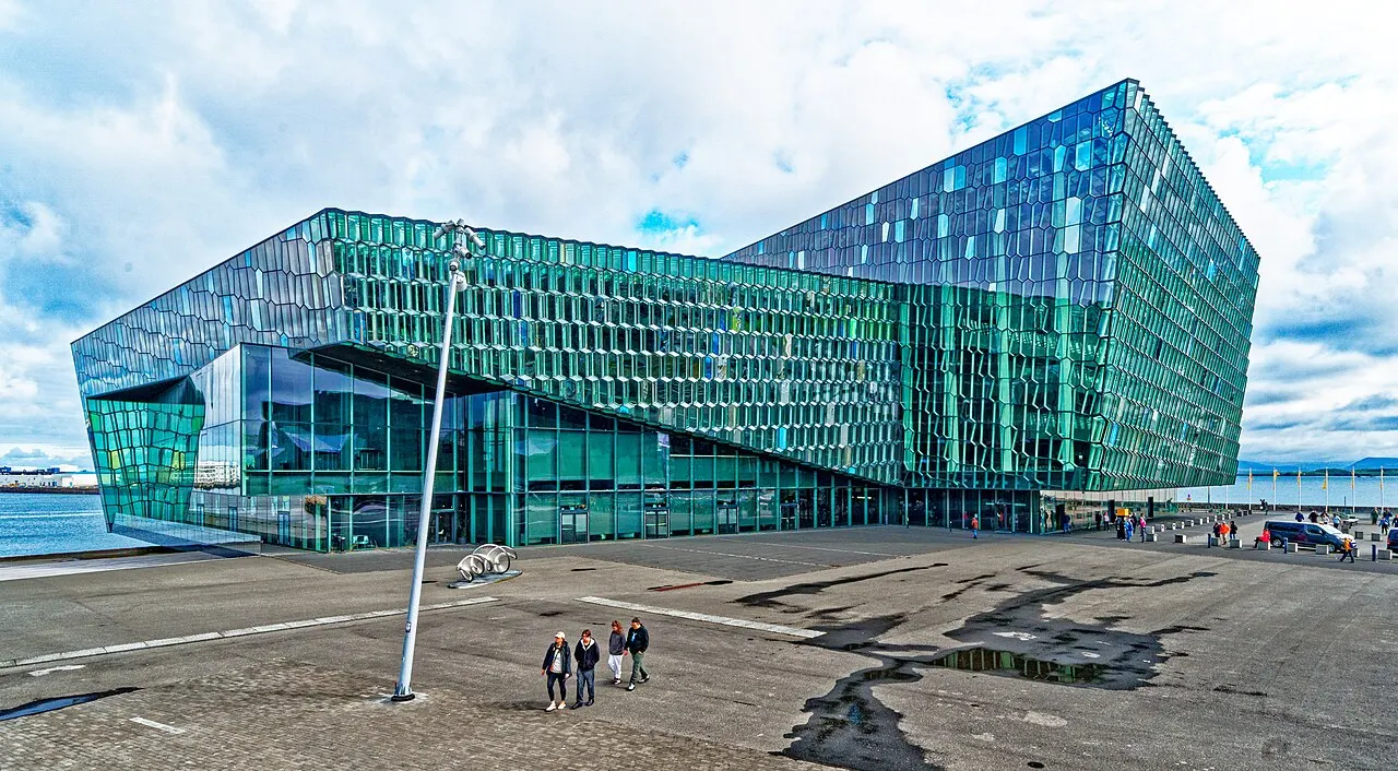 Harpa, em Reykjavík, com a fachada de painéis de vidro azulados que espelham o porto.