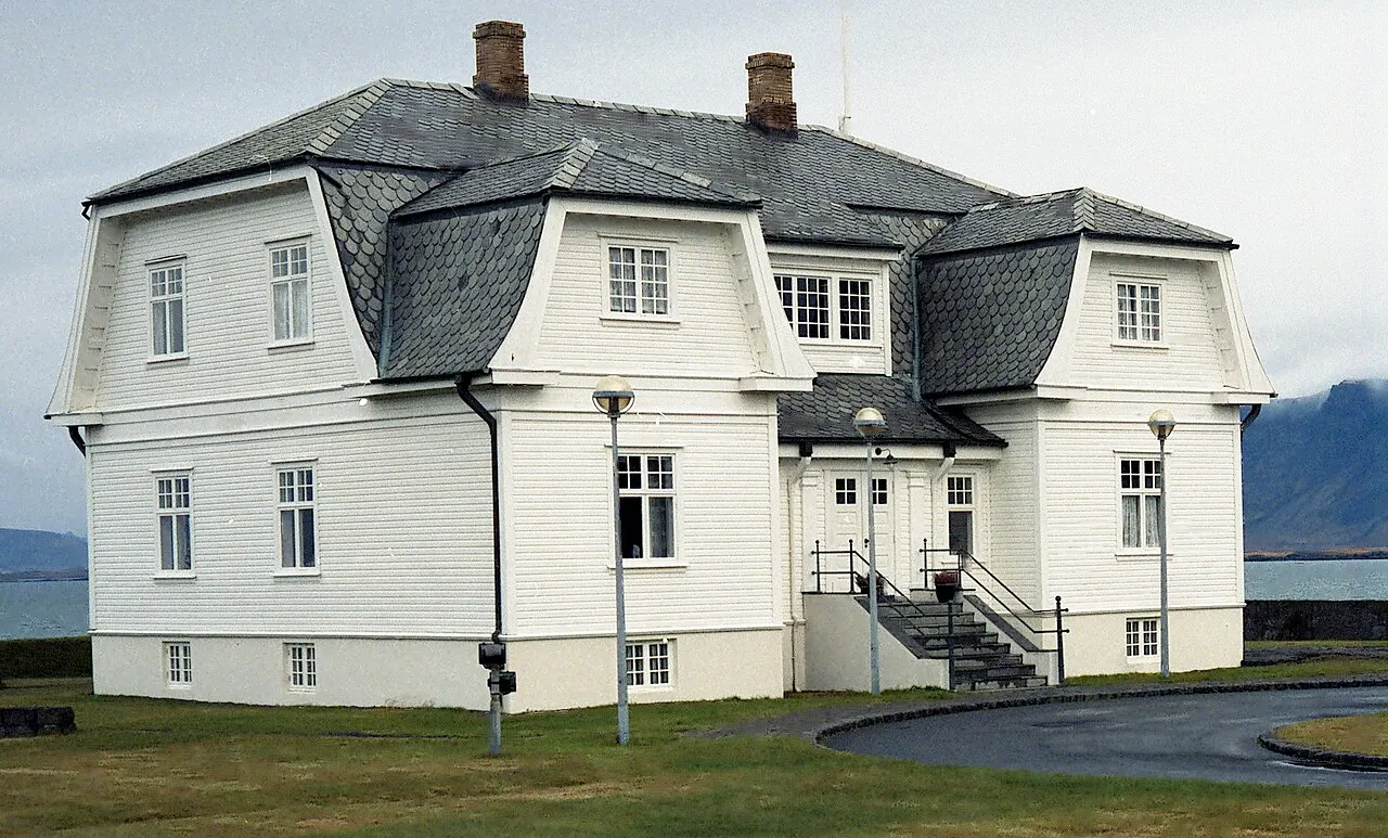 Casa Höfði, em Reykjavík, casa branca de madeira com telhado escuro e escada na entrada.
