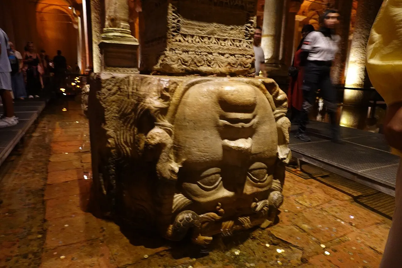 Cabeça de Medusa esculpida em pedra, servindo de base a uma coluna na Cisterna da Basílica, em Istambul.