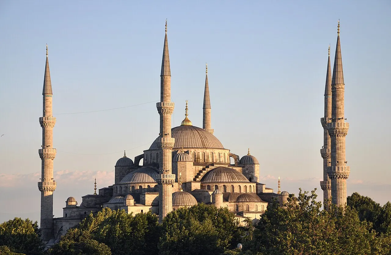 Mesquita Azul, em Istambul, com as cúpulas em cascata e os minaretes finos, na luz do fim de tarde.
