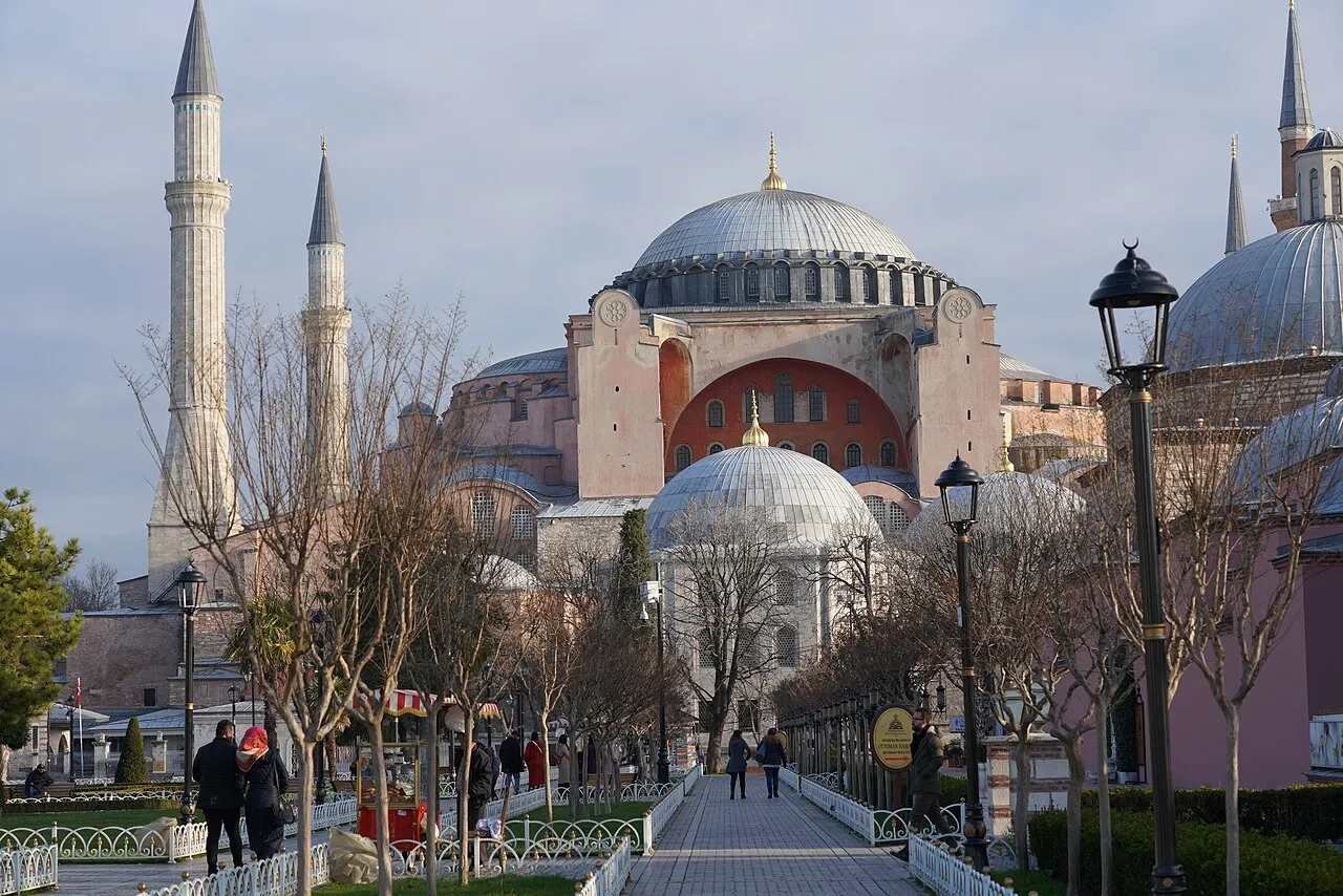 Santa Sofia, em Istambul, com a grande cúpula e as meias-cúpulas, entre árvores do parque, em manhã de inverno.