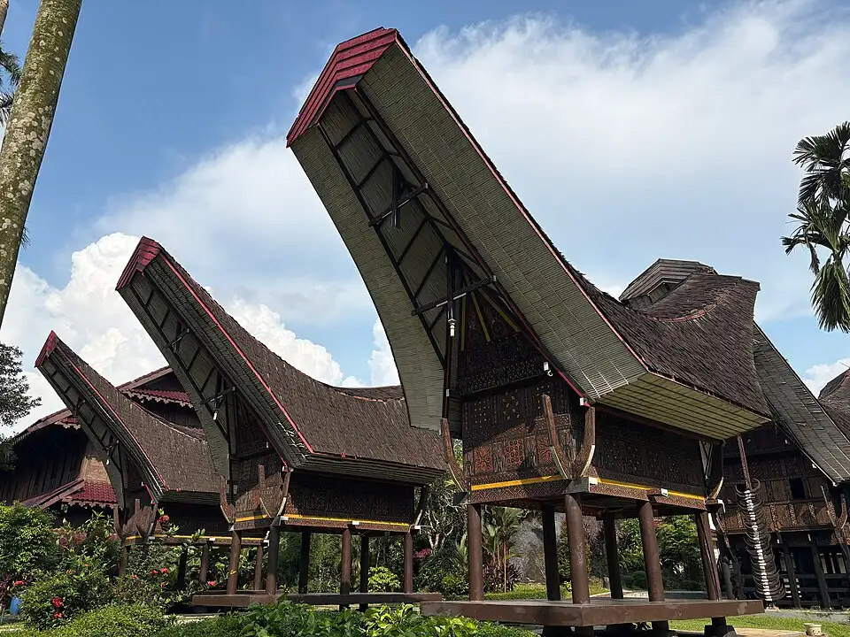 Casas Toraja no pavilhão de Sulawesi do Sul, com telhados curvos e plataformas sobre pilares, em Taman Mini.
