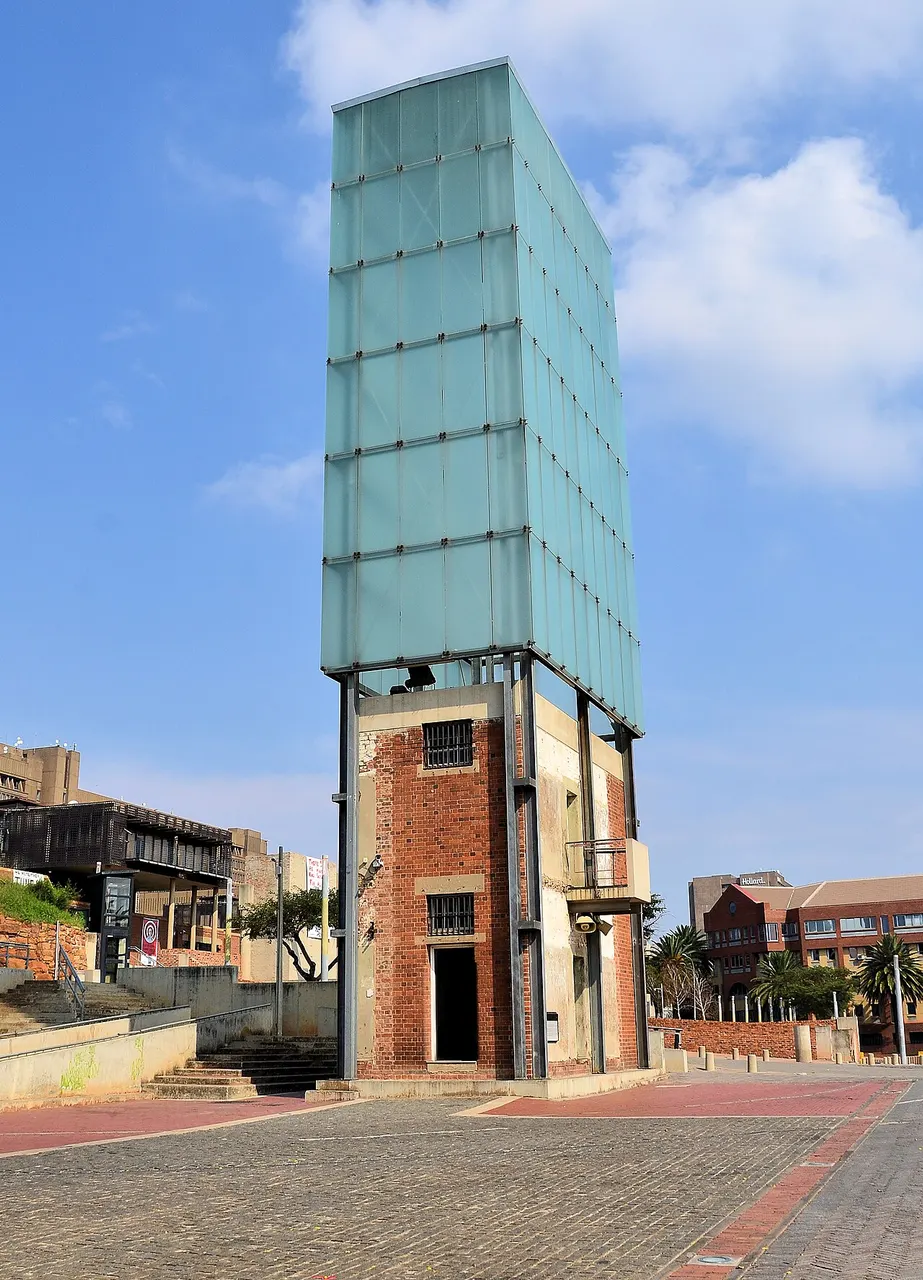 Torre de escada de tijolo e vidro esverdeado do antigo bloco de detenção, na Constitution Hill, em Joanesburgo.