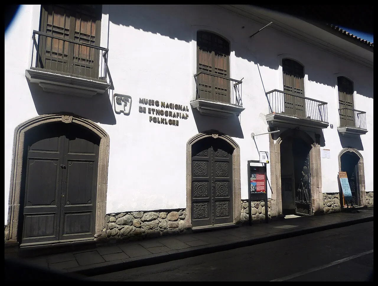 A casa colonial branca que abriga o MUSEF, com sacadas de madeira.