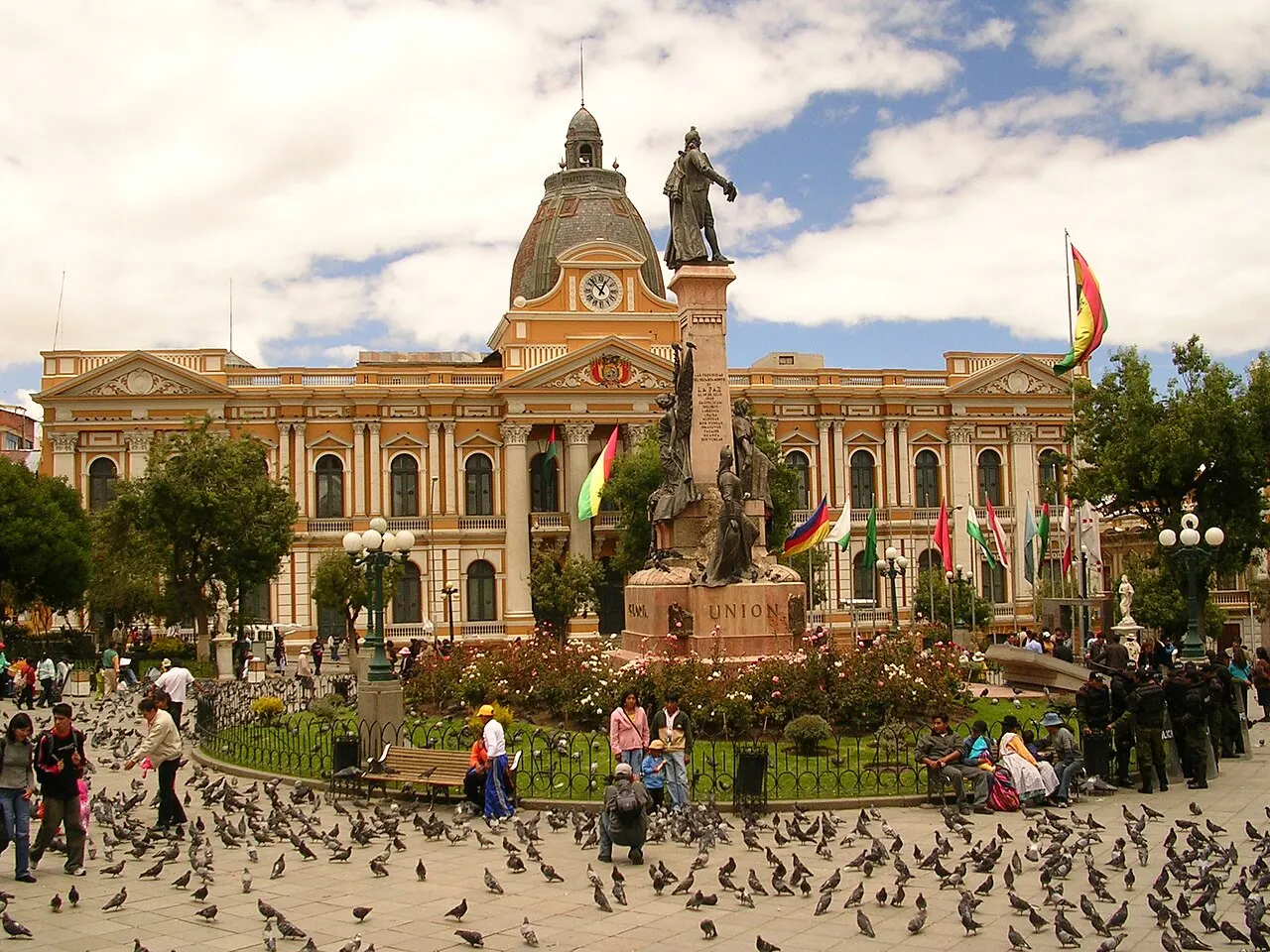 O Palacio Quemado, na Plaza Murillo, com o monumento no jardim.