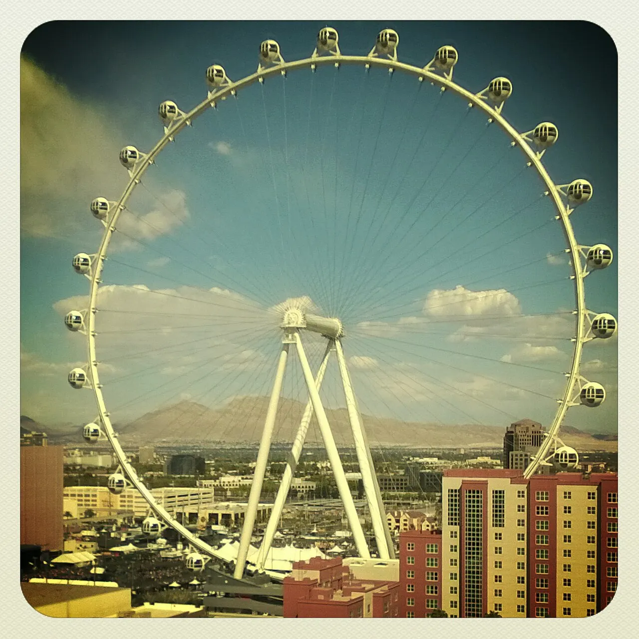 A roda-gigante High Roller, com as cabines no aro e o suporte em A.