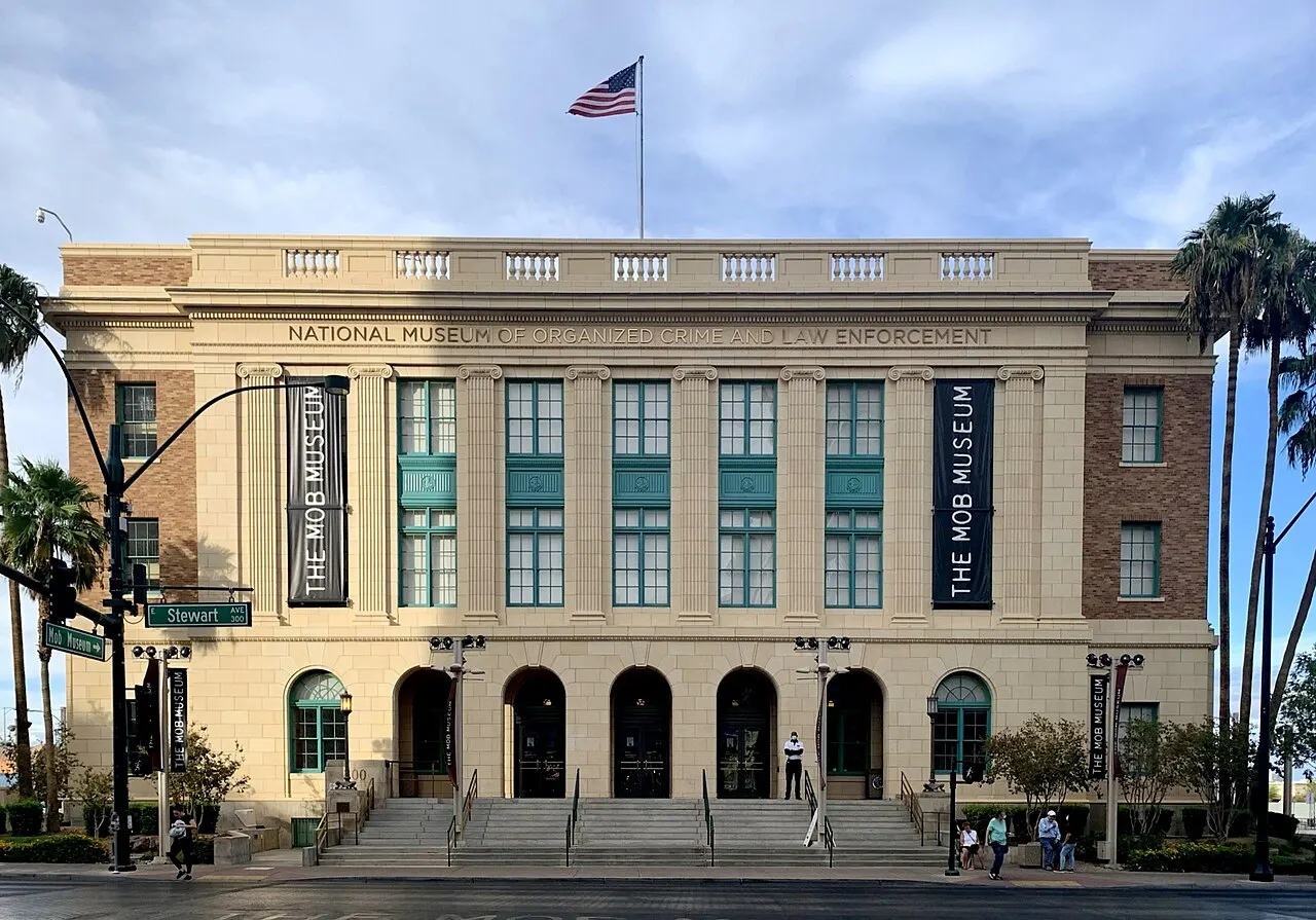 Prédio do Mob Museum, em Las Vegas, antigo tribunal e correio de pedra clara, com bandeira no telhado.