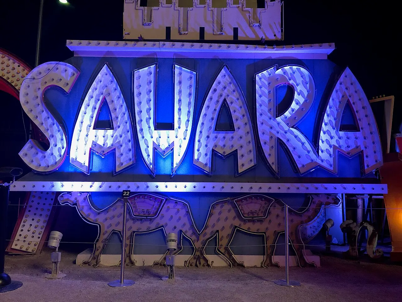 Letreiro de neon azul do antigo hotel Sahara, aceso no pátio do Neon Museum, em Las Vegas.