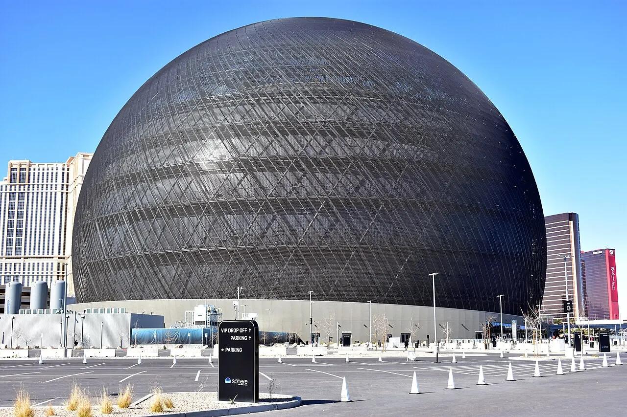 A Sphere, em Las Vegas, esfera cinza coberta de painéis, vista da rua durante o dia.