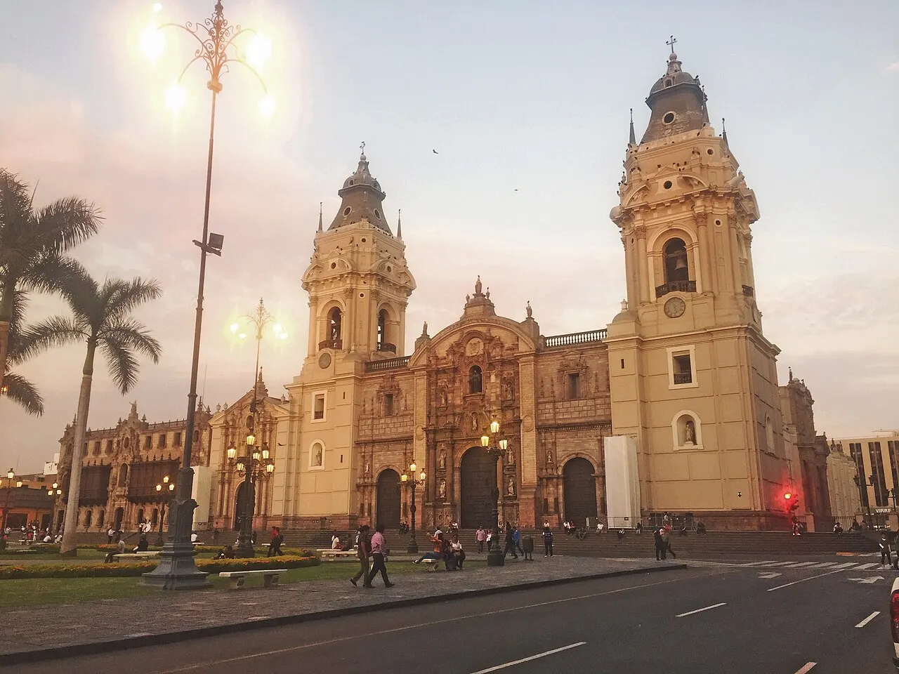A Catedral de Lima ao fim da tarde, com as duas torres amarelas.