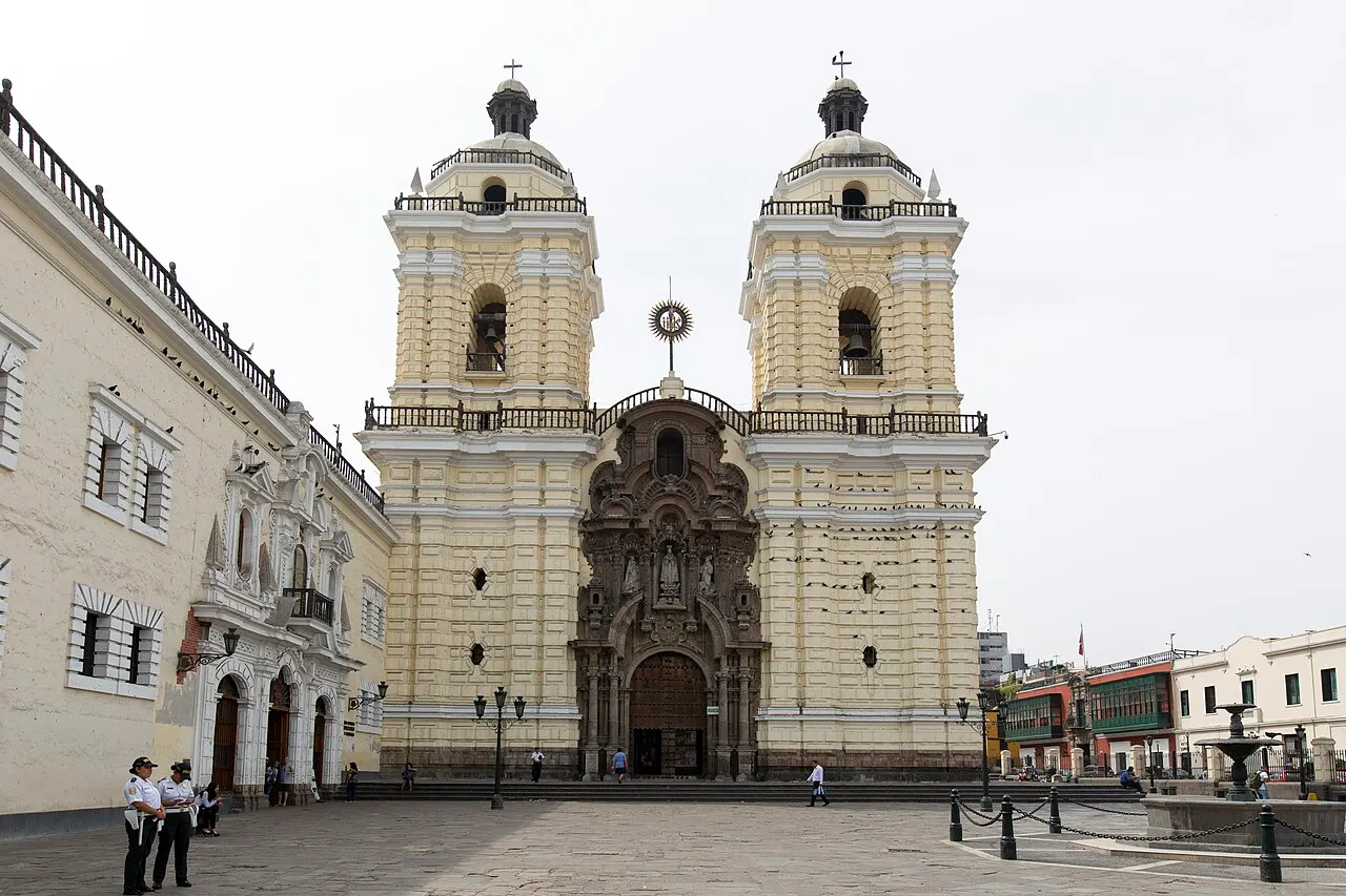A fachada da Basílica e Convento de San Francisco, com as duas torres.