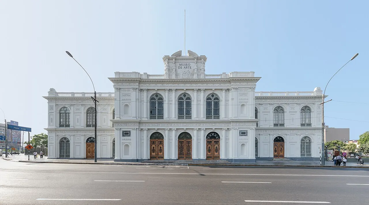 O Palacio de la Exposición, prédio branco que abriga o MALI.