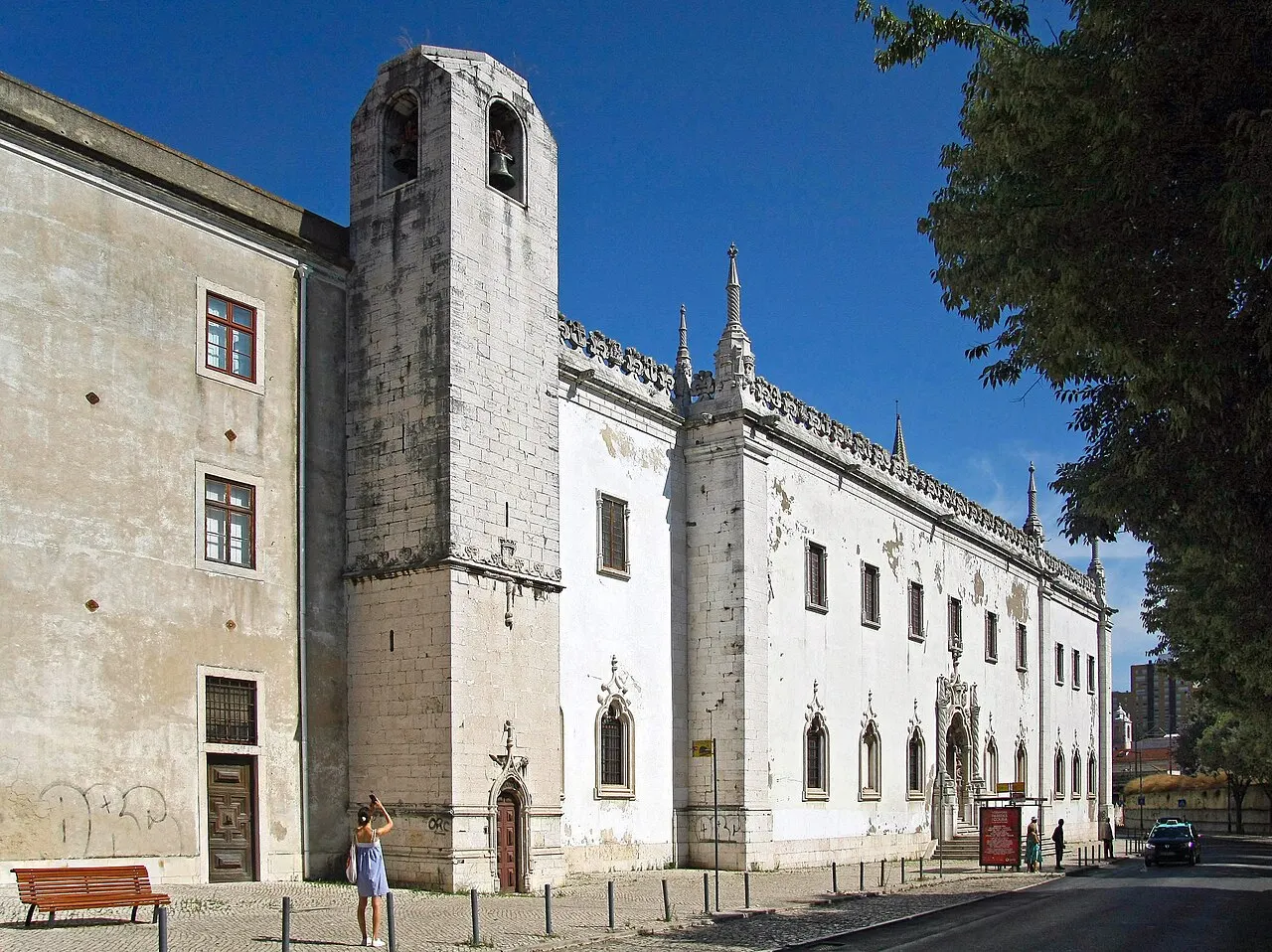 Fachada branca do convento do Museu Nacional do Azulejo, com a torre sineira e pináculos no beiral.