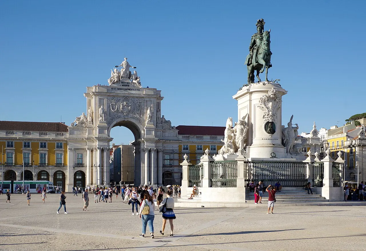Estátua equestre de D. José I no centro da Praça do Comércio, em Lisboa, com o Arco da Rua Augusta ao fundo.