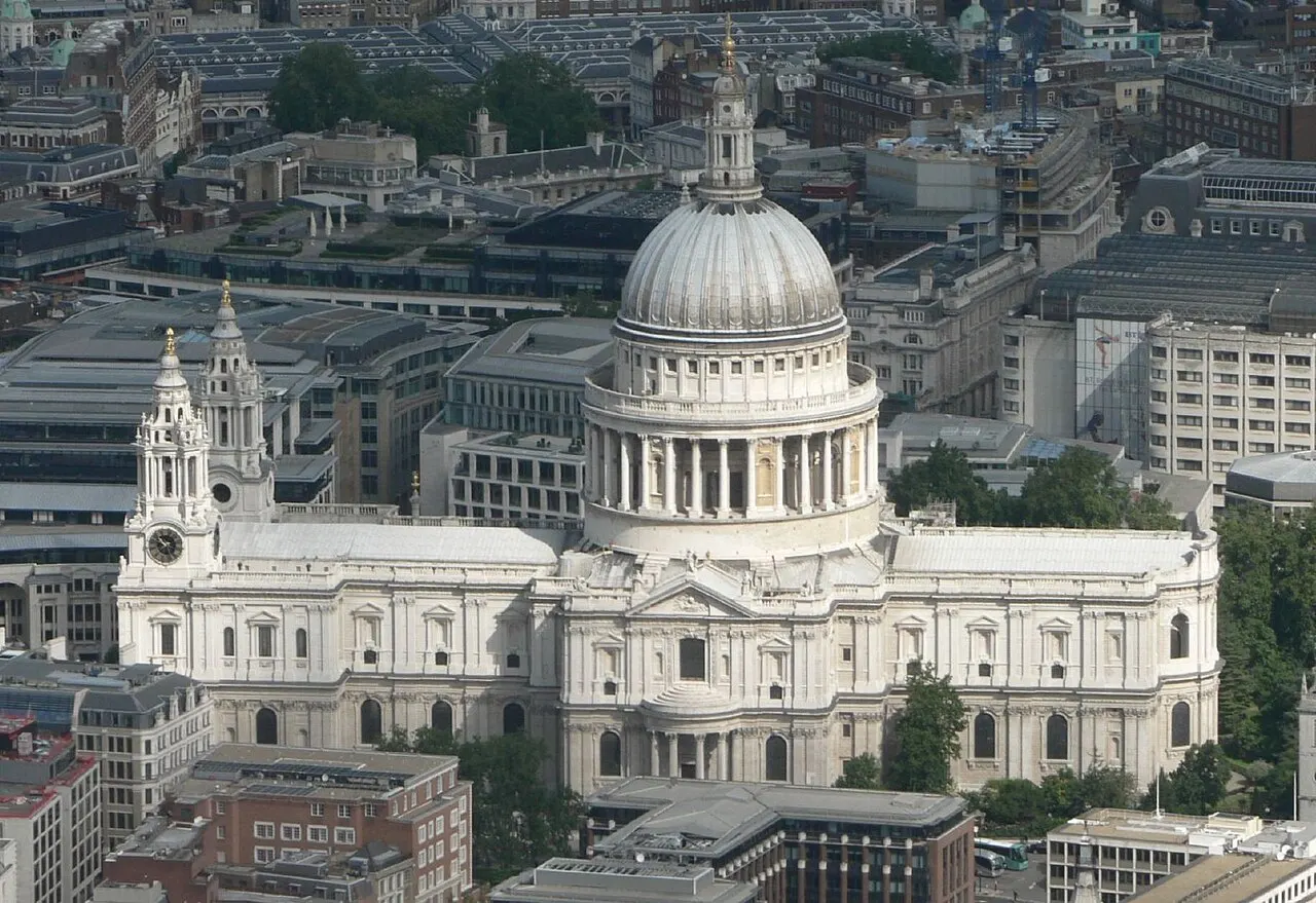 Vista aérea da Catedral de St Paul’s, em Londres, com a grande cúpula e as torres da fachada oeste.