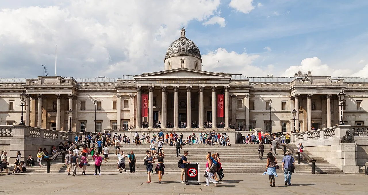 Fachada da National Gallery, com a cúpula, o pórtico de colunas e pessoas na escadaria.