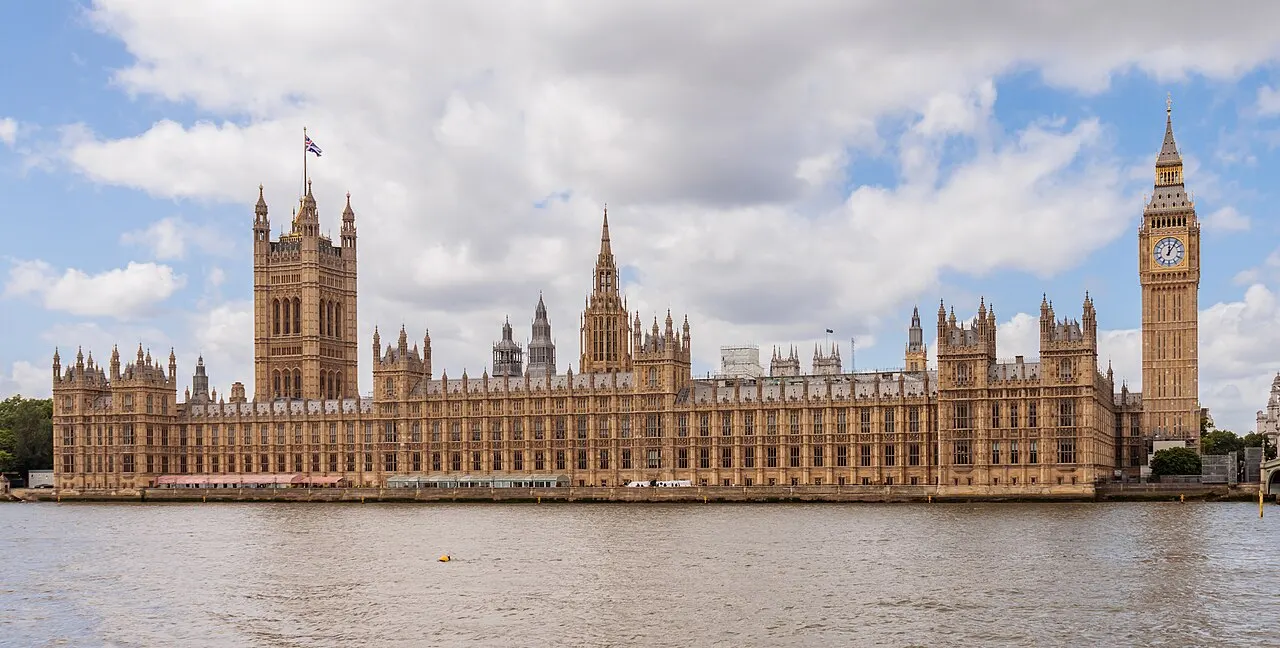 Palácio de Westminster e a torre do Big Ben, em Londres, vistos do outro lado do Tâmisa.