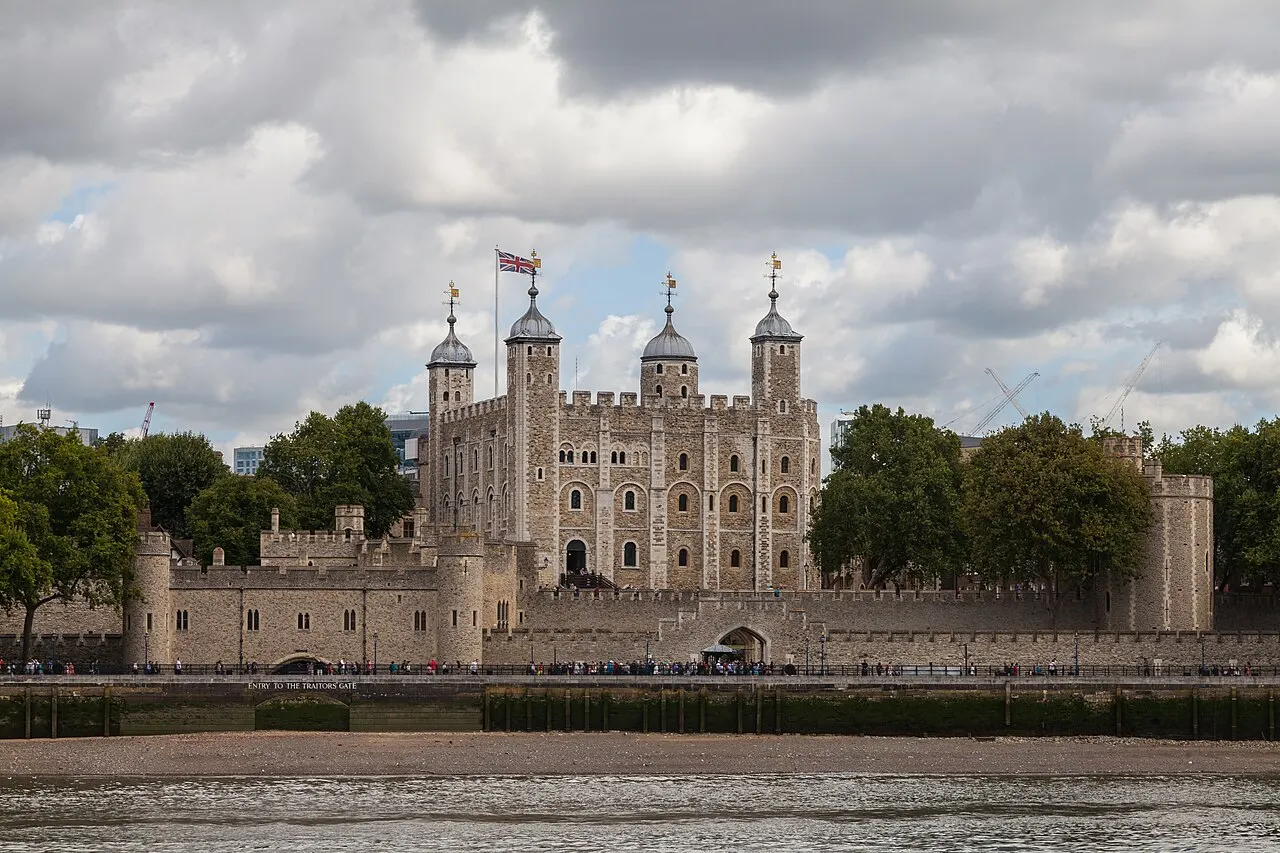 Torre Branca da Torre de Londres, com as quatro torres de canto, e a muralha à beira do Tâmisa.