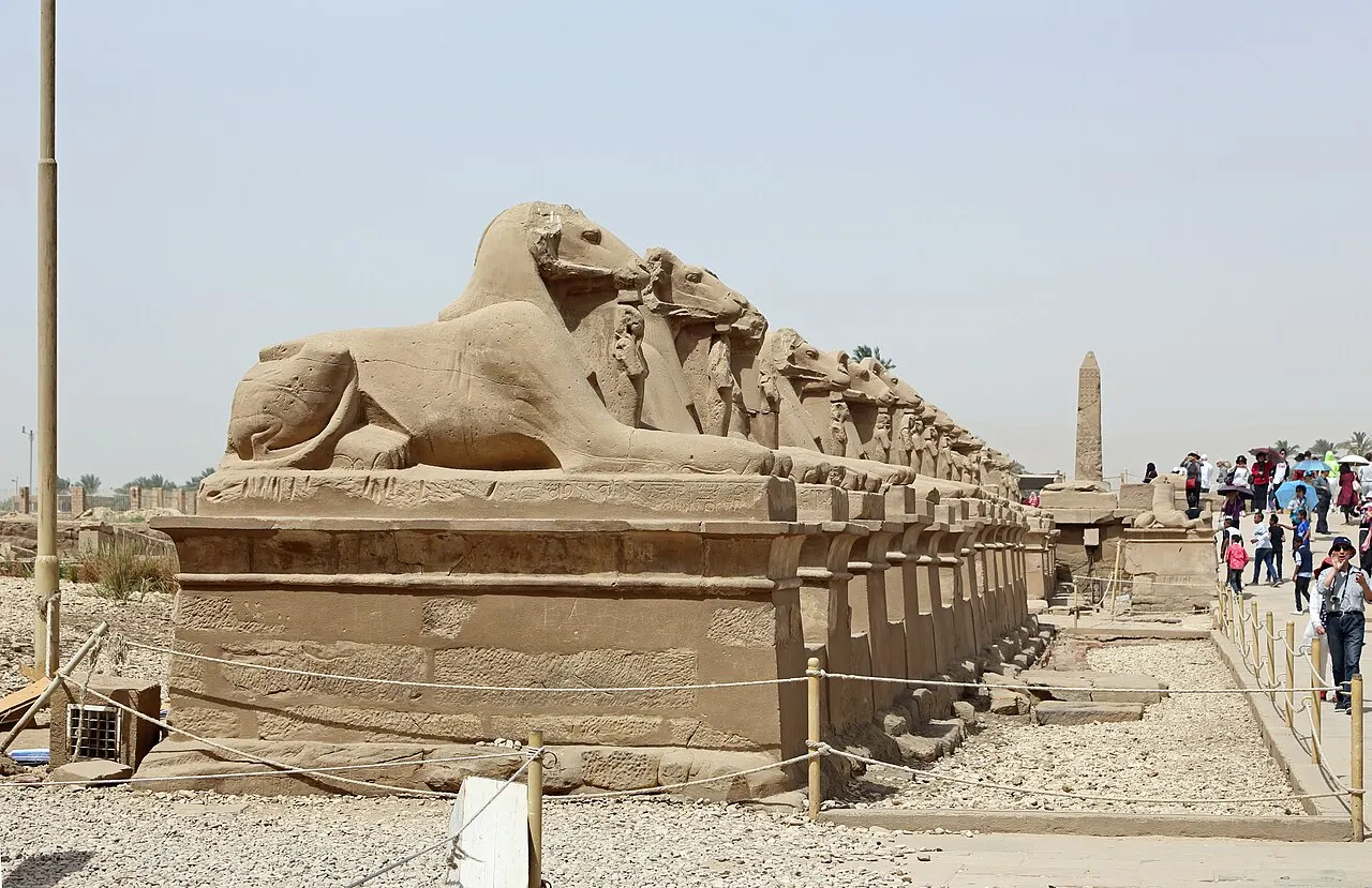 Fileira de esfinges com cabeça de carneiro ao longo da avenida, no lado oeste de Karnak, em Luxor.
