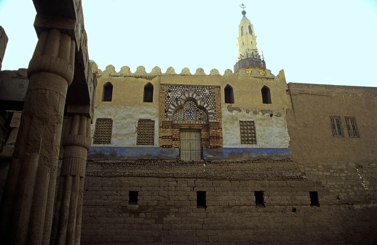 Mesquita de Abu al-Haggag, em Luxor, com o minarete, construída sobre o muro do templo antigo.