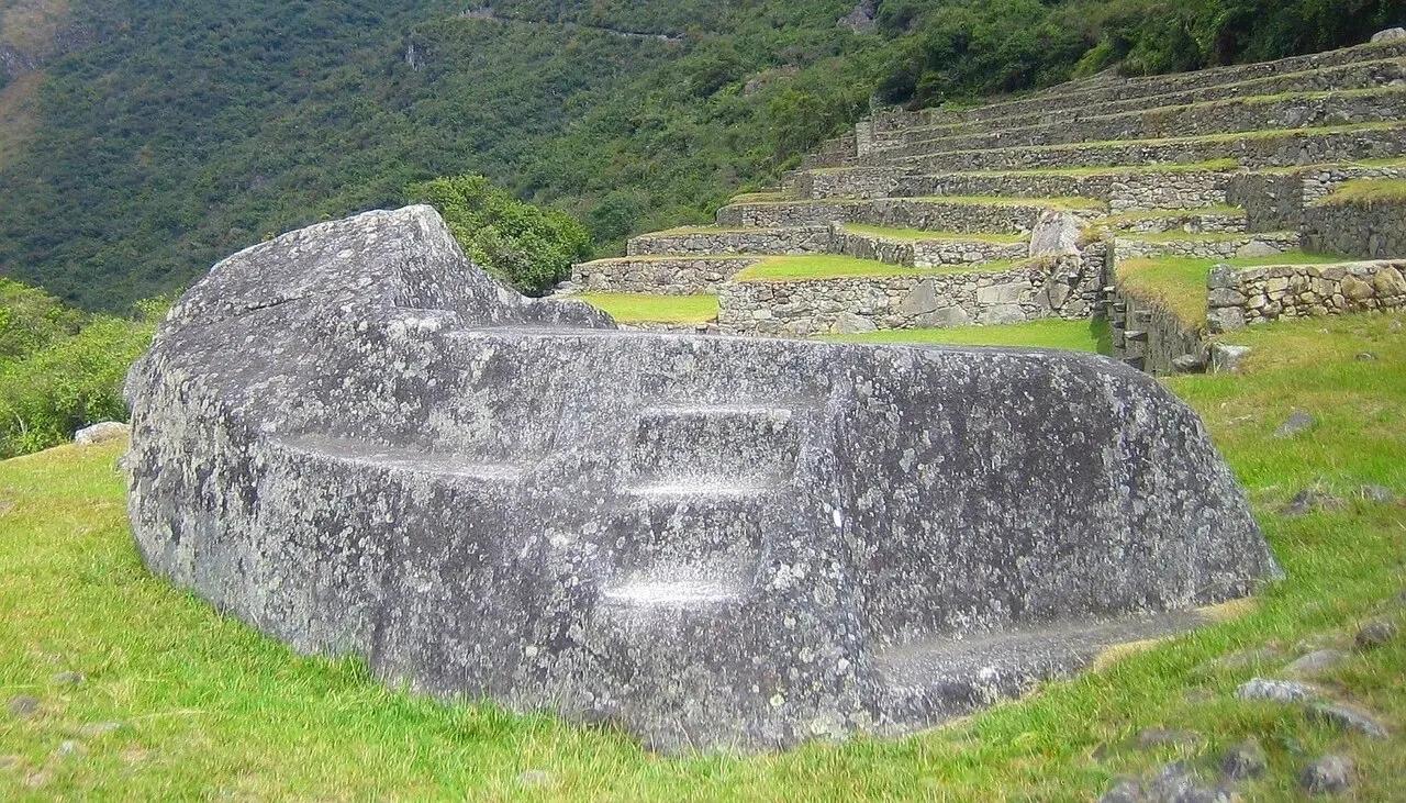 A Rocha Funerária, laje de granito talhada no alto de Machu Picchu.