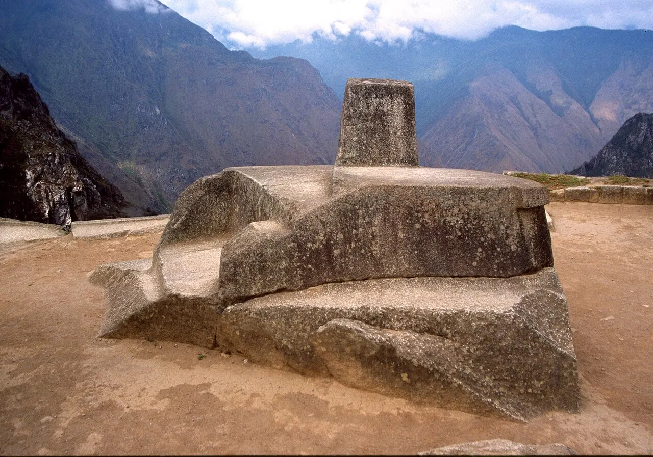 A pedra do Intihuatana, com o pilar central talhado no granito.