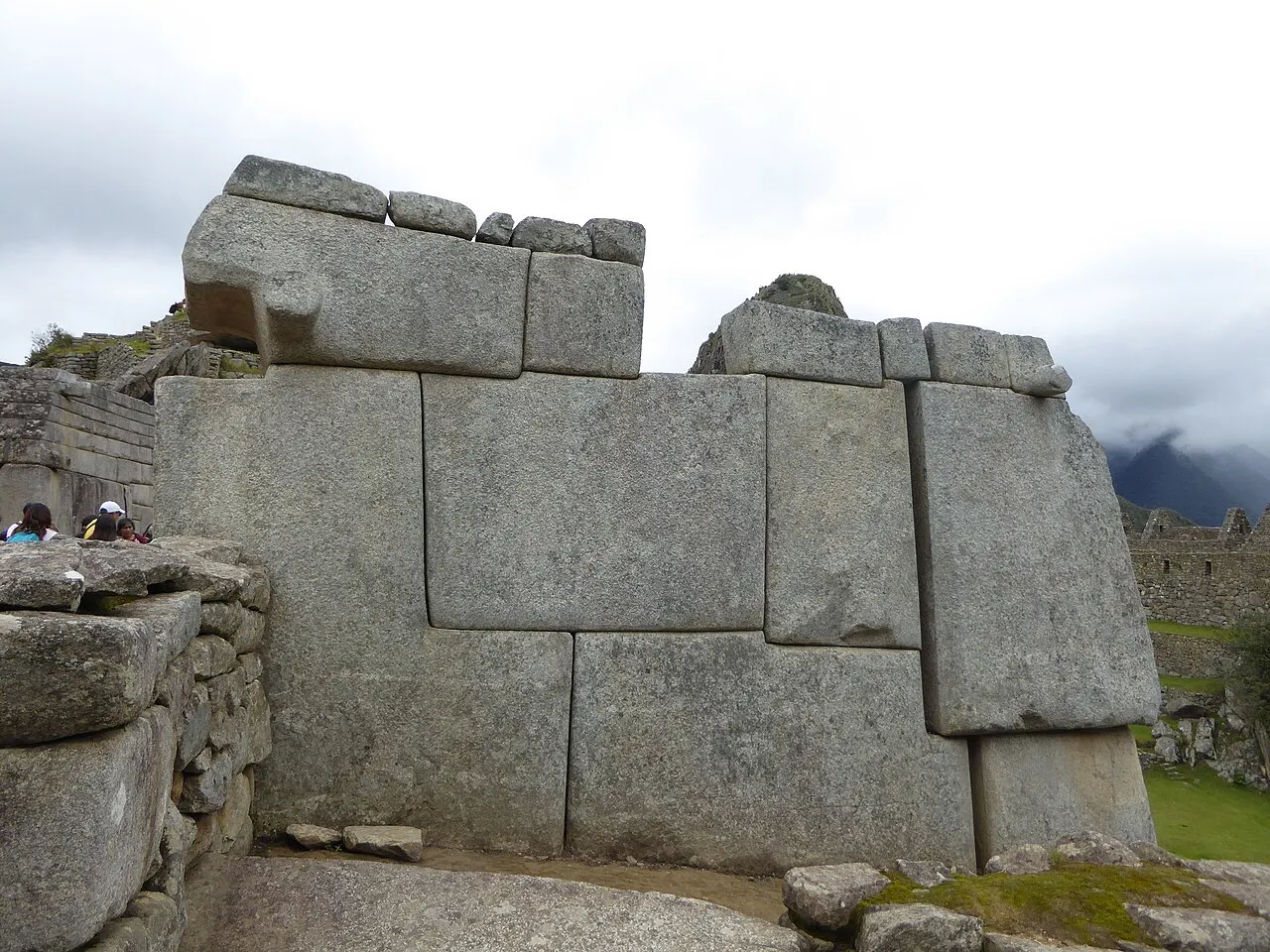 O muro do Templo das Três Janelas, de blocos encaixados sem argamassa.