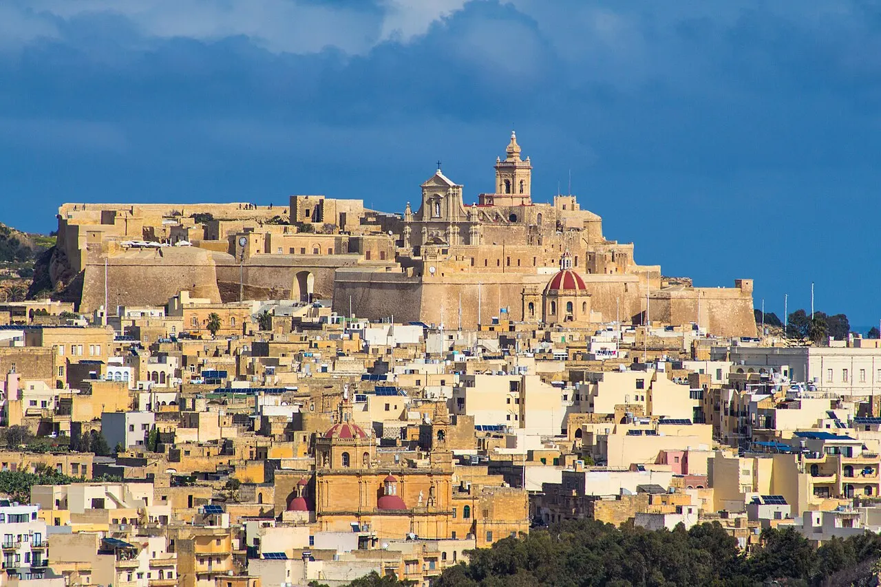 A Cittadella fortificada de Victoria, em Gozo, no alto da colina, com a catedral, sobre as casas cor de areia da cidade.