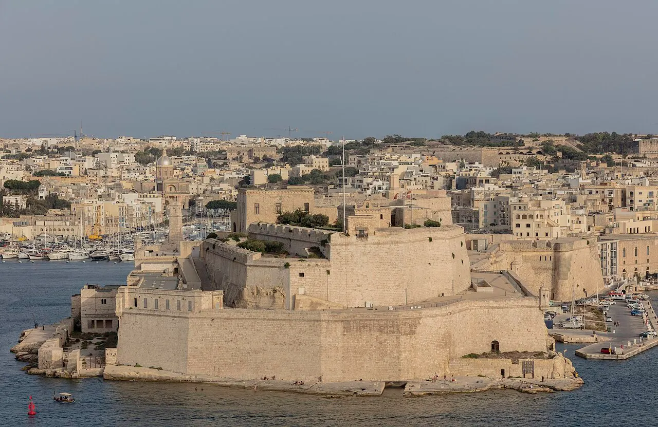 O Forte de Santo Ângelo na ponta de Birgu, com as muralhas de pedra sobre o porto e a cidade atrás.