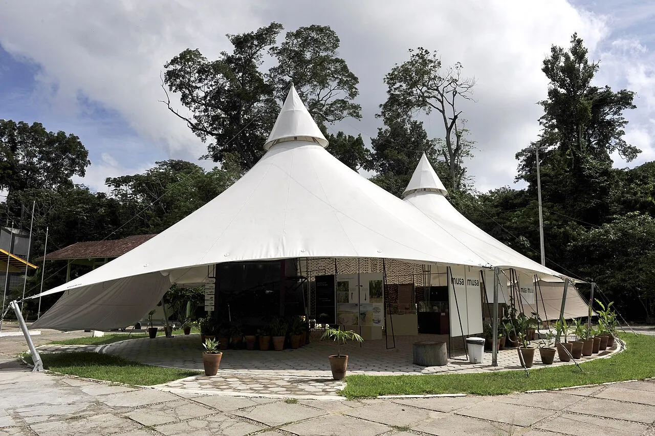 El pabellón de lona blanca con picos del MUSA, el Museo de la Amazonia en Manaos, rodeado de árboles.
