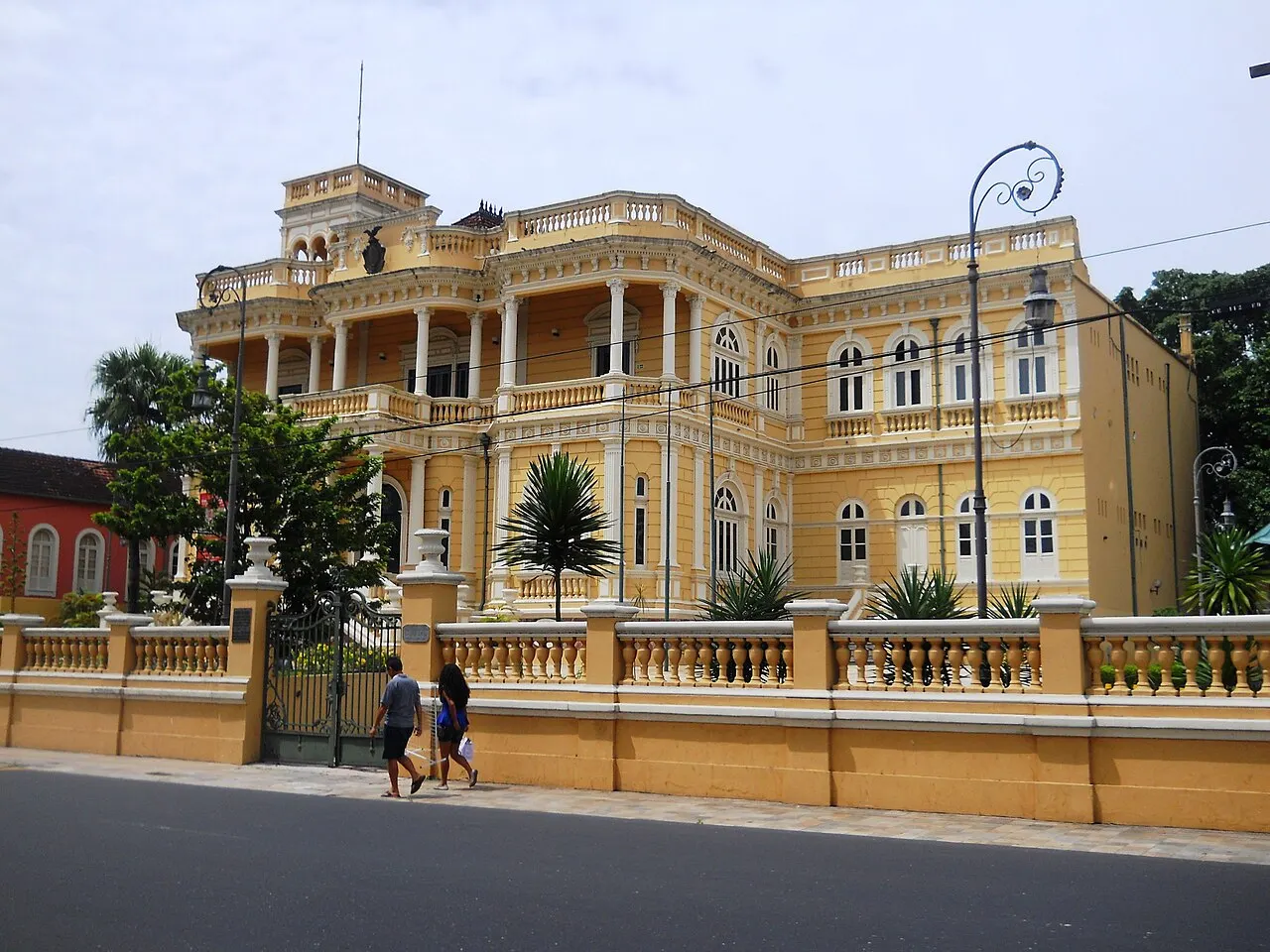 El Palacio Río Negro, en Manaos, una mansión amarilla con galerías, detrás de una balaustrada.