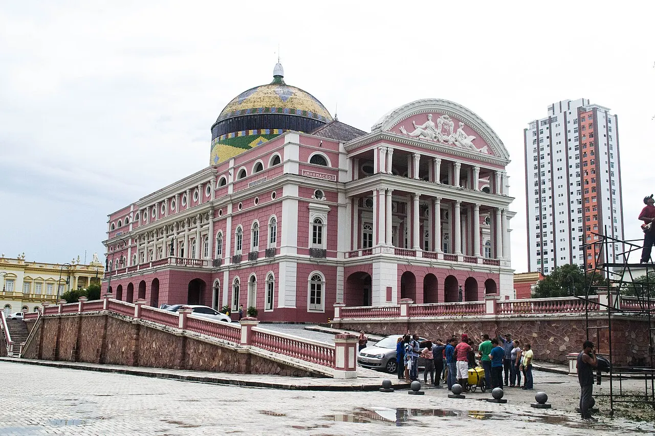 El Teatro Amazonas, en Manaos, con su fachada rosa y la cúpula de tejas de colores, visto desde la plaza.