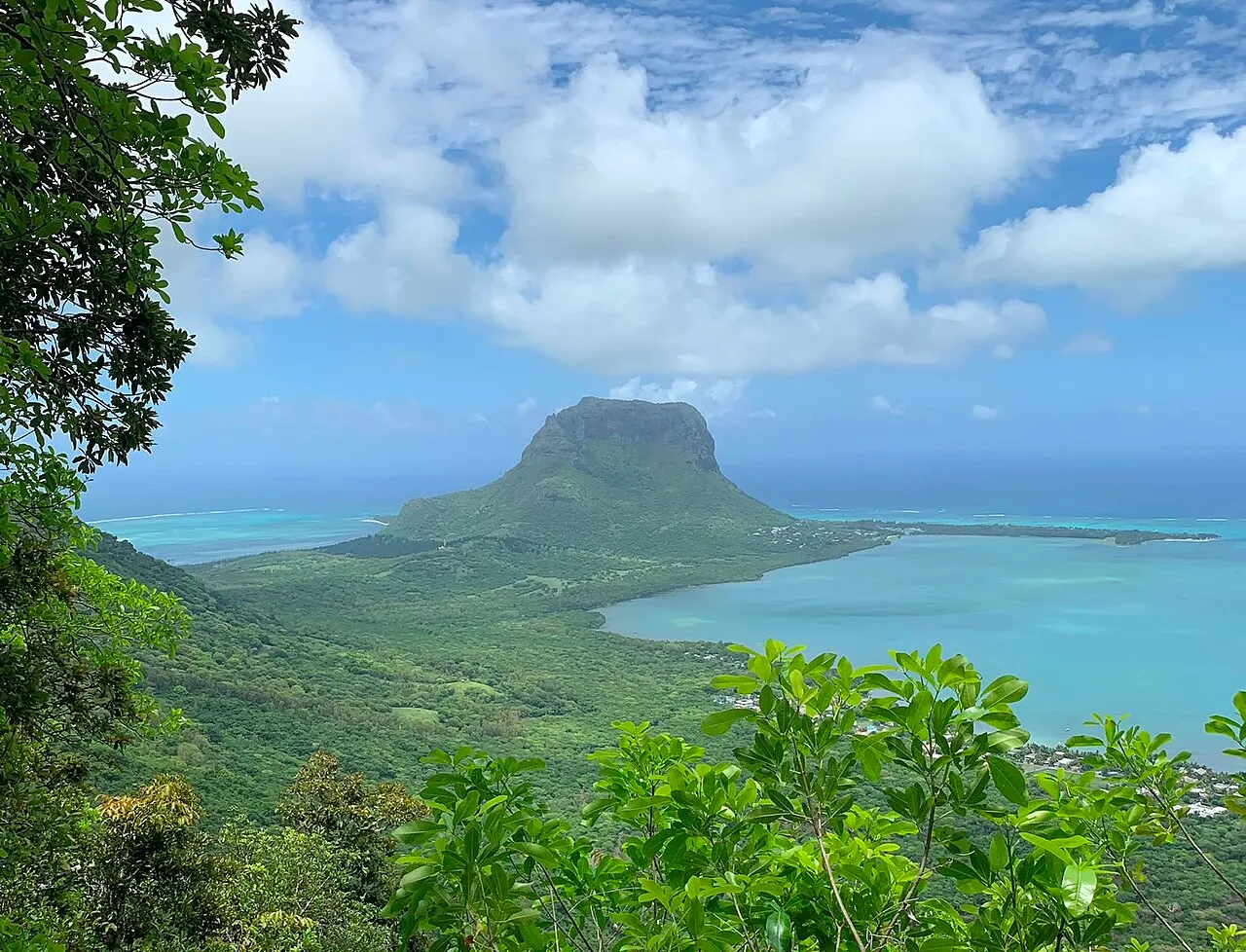 A península do Le Morne Brabant, com a montanha de rocha e a lagoa turquesa em volta, vista do mirante do Ebony Forest, em Chamarel.