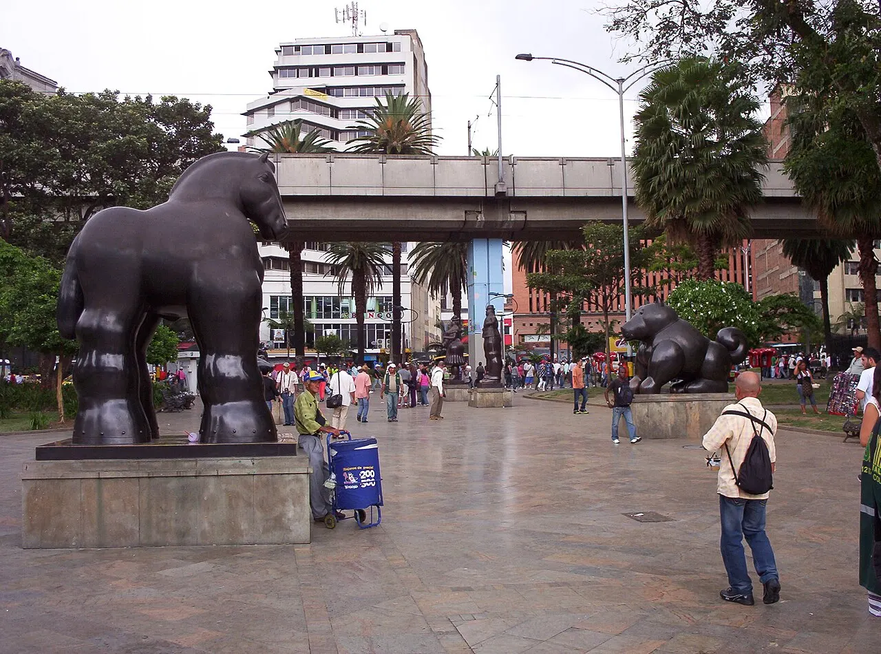 Escultura de bronze de um cavalo de formas volumosas, de Fernando Botero, sobre pedestal na Plaza Botero, em Medellín.