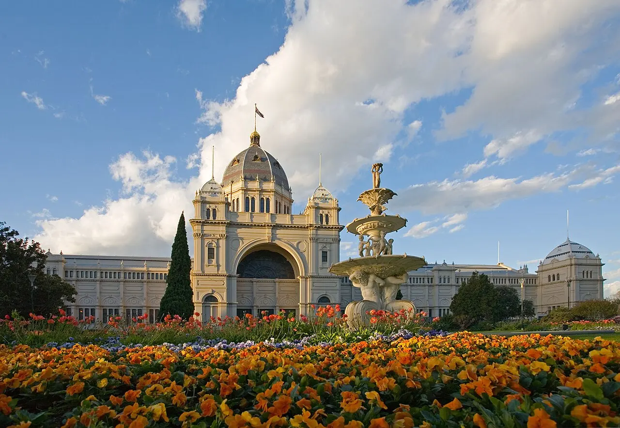 A entrada em cúpula do Royal Exhibition Building, com a fonte e os canteiros de tulipas.