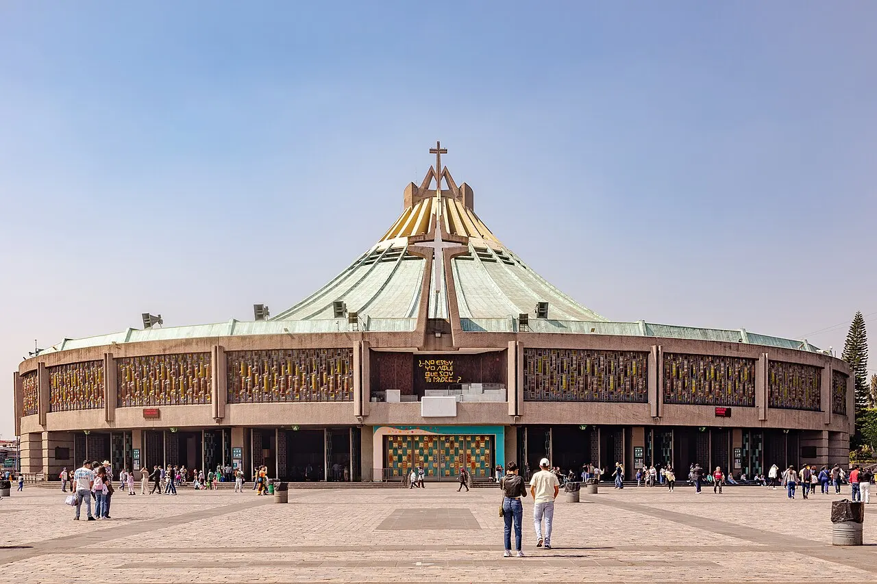 Basílica nova de Guadalupe, na Cidade do México, de planta circular com telhado verde inclinado.
