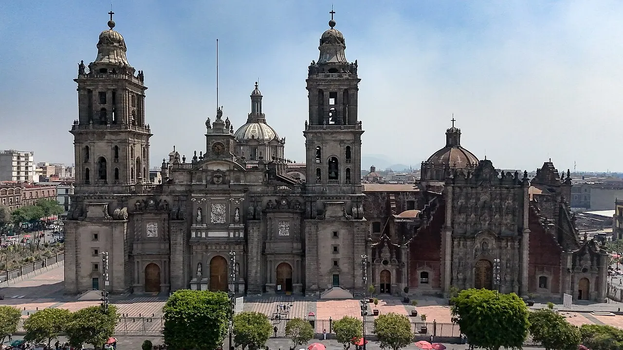 Fachada da Catedral Metropolitana, com as duas torres de pedra, vista de frente da praça.