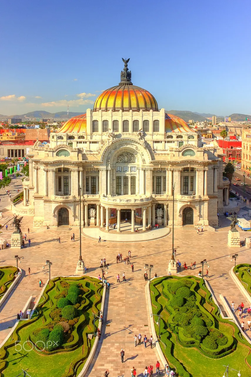 Palacio de Bellas Artes, na Cidade do México, de mármore branco com cúpula dourada, visto do alto.