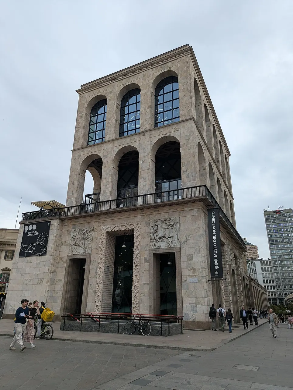 Palazzo dell'Arengario, sede do Museo del Novecento, em Milão, com arcadas de pedra clara.