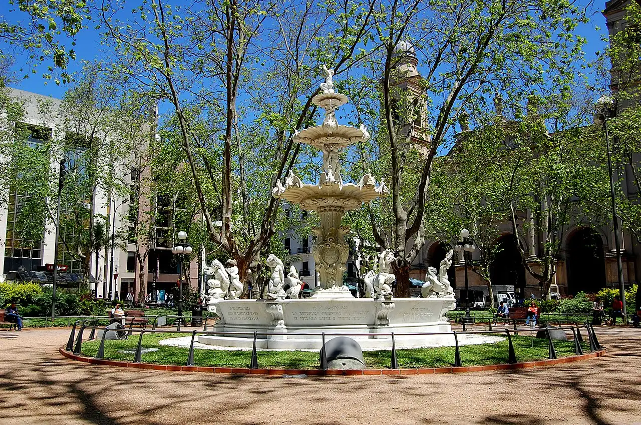 A fonte de mármore no meio da Plaza Matriz, na Ciudad Vieja.