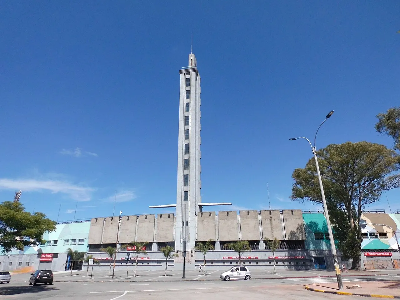 A Torre de los Homenajes, marco de concreto do Estádio Centenário.