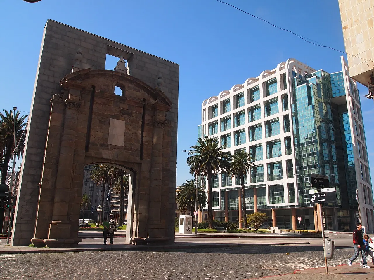 A Puerta de la Ciudadela, arco de pedra na entrada da Plaza Independencia.