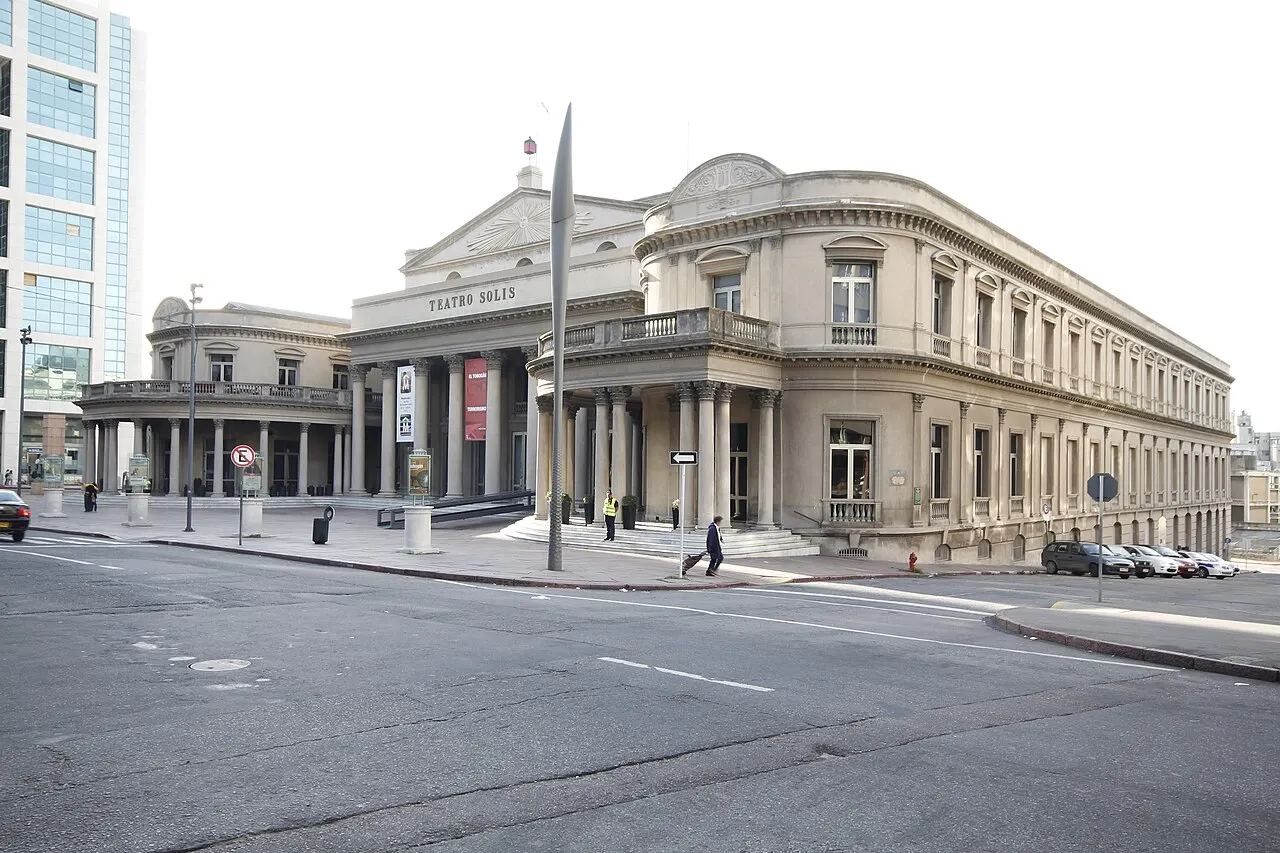 O Teatro Solís visto da esquina, com o pórtico de colunas.