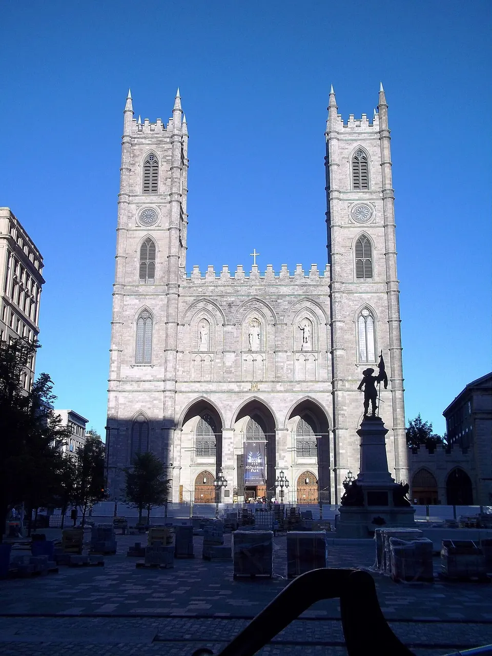Fachada neogótica da Basílica Notre-Dame de Montreal, com as duas torres, vista da Place d'Armes.