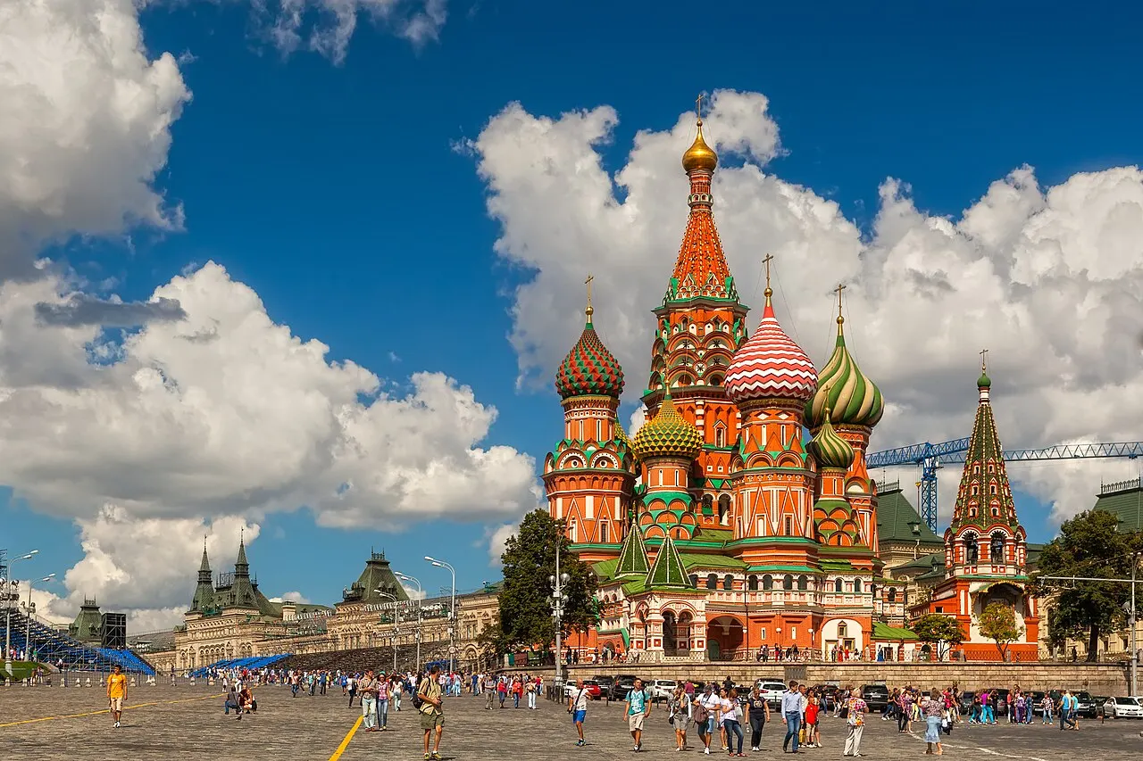 Catedral de São Basílio, em Moscou, com as cúpulas coloridas em forma de bulbo, sob céu com nuvens.