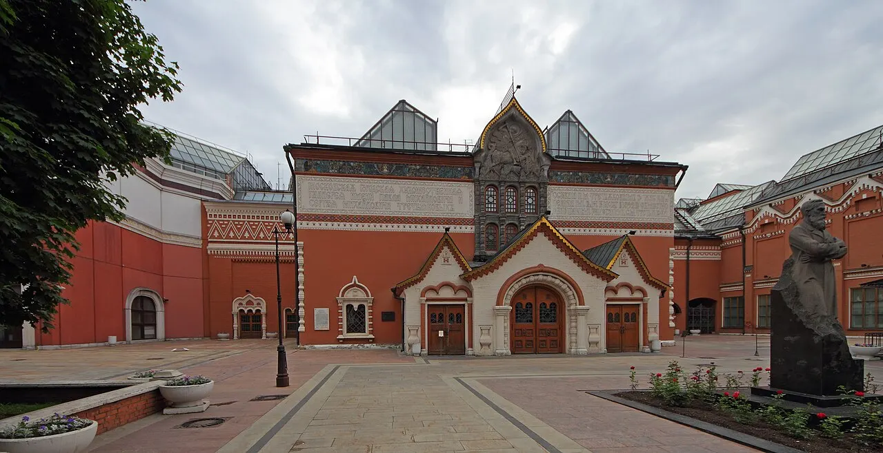 Fachada vermelha e branca da Galeria Tretiakov, em Moscou, na travessa Lavrushinsky.